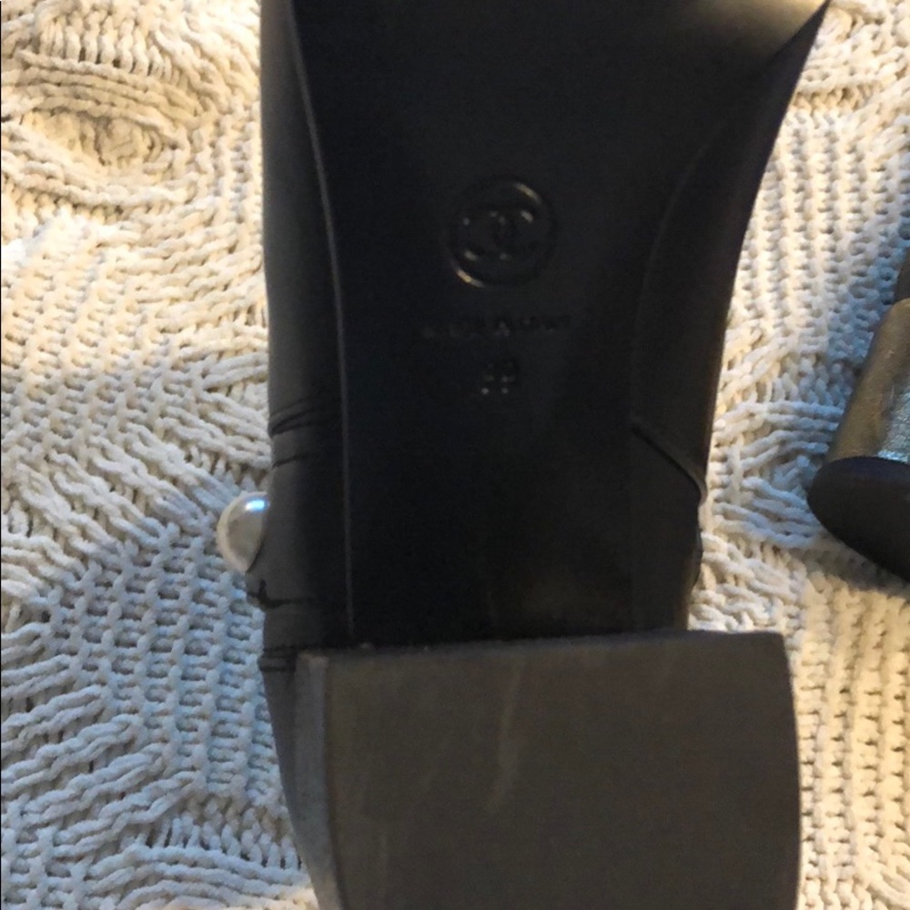 Chanel leather boots with pearl buttons - Picture 5 of 8
